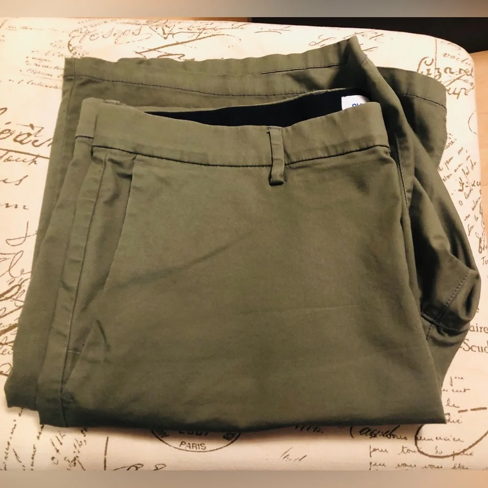 NWOT Old Navy Army Green Flat-Front Men’s Shorts